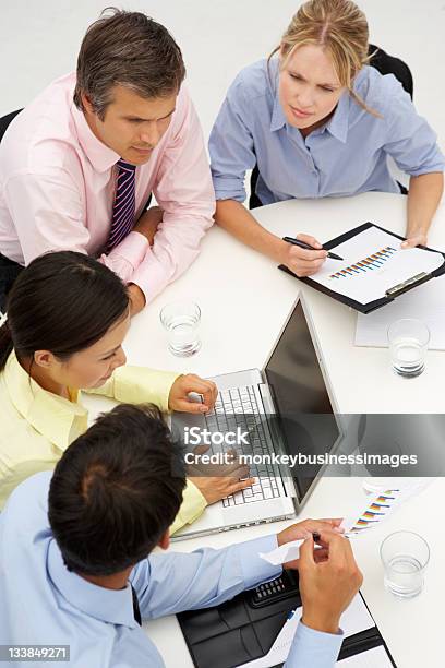 Grupo De Pessoas Em Reunião De Negócios - Fotografias de stock e mais imagens de Discussão - Discussão, Negócios, Sério