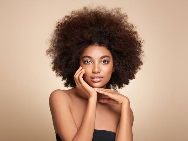 アフロヘアを持つアフリカ系アメリカ人の女の子の美の肖像画 - fingernail fashion model human hair beauty ストックフォトと画像