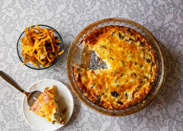 torta salgada ou quiche feita com lutescens craterellus ou lutescens de cantharellus ou cantharellus xanthopus ou cantharellus aurora, comumente conhecida como pé amarelo, é uma espécie de cogumelo. - yellowfoot - fotografias e filmes do acervo