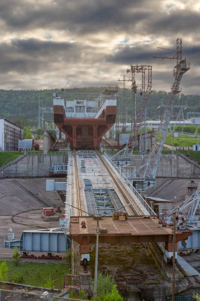 elevador de navio krasnoyarsk, rússia - barge canal construction engineering - fotografias e filmes do acervo