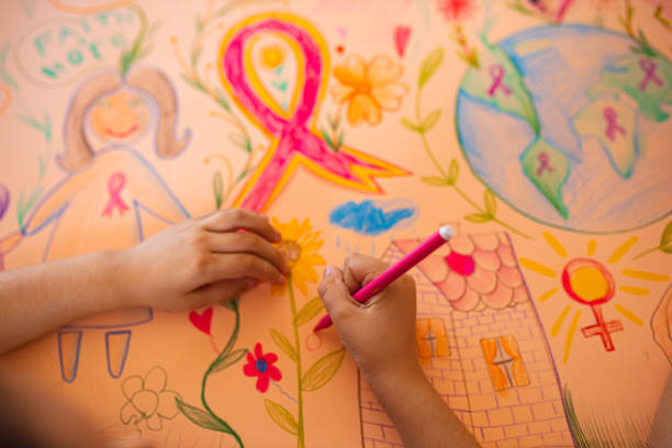 유방암 인식 포스터를 그리는 책임있는 소녀 - community outreach connection child paper 뉴스 사진 이미지