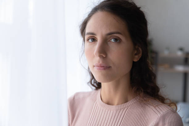 retrato de cerca de una mujer seria y sin alegría - spanish and portuguese ethnicity fotos fotografías e imágenes de stock