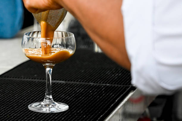 bar person pouring an espresso martini - 6646 imagens e fotografias de stock