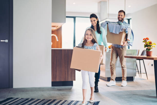 familia que se muda a una nueva casa - moving house physical activity moving van box fotografías e imágenes de stock