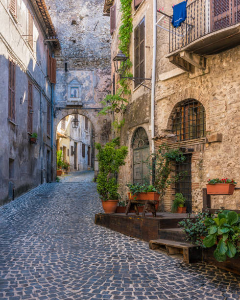 vista panorâmica em palombara sabina, linda cidadezinha na província de roma, lazio, itália. - roma province - fotografias e filmes do acervo