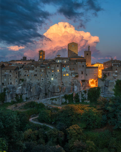 il bellissimo borgo di vitorchiano al tramonto. lazio, centro italia. - viterbo province foto e immagini stock