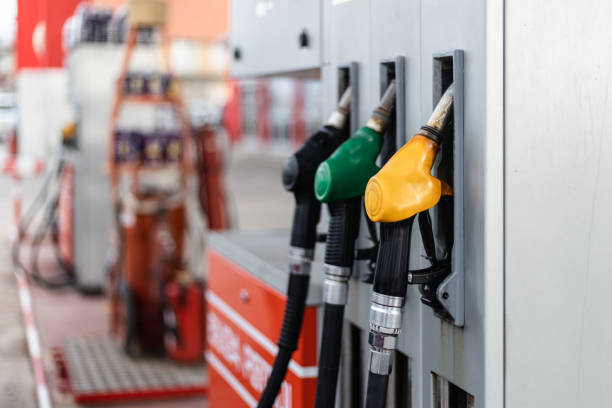 gas station work - tank stockfoto's en -beelden