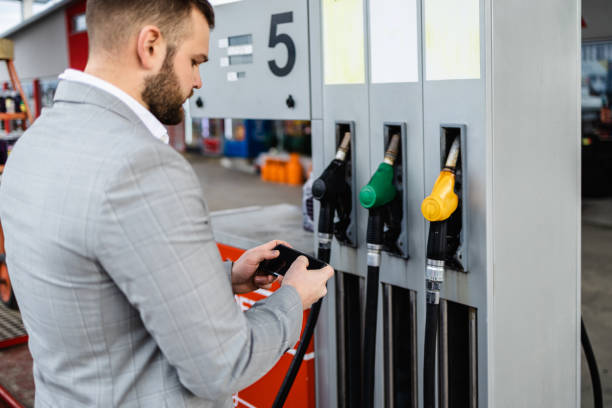 ガソリンスタンドの仕事 - gasoline car buying fuel pump ストックフォトと画像