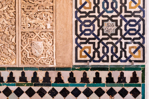 motif géométrique arabesque dans les murs de l’alhambra - tesselation photos et images de collection