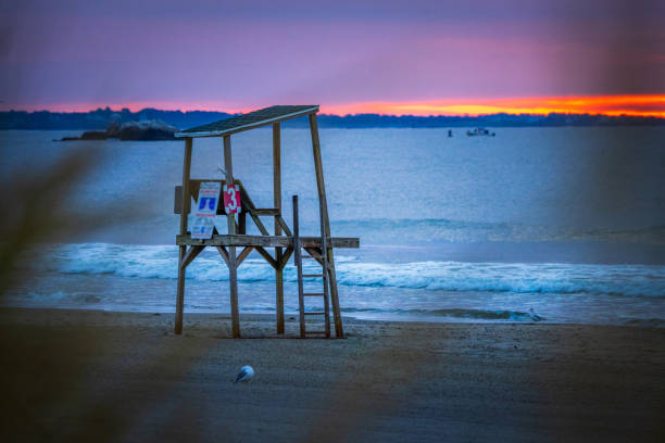 silla salvavidas al amanecer - lifeguard orange nature beach fotografías e imágenes de stock