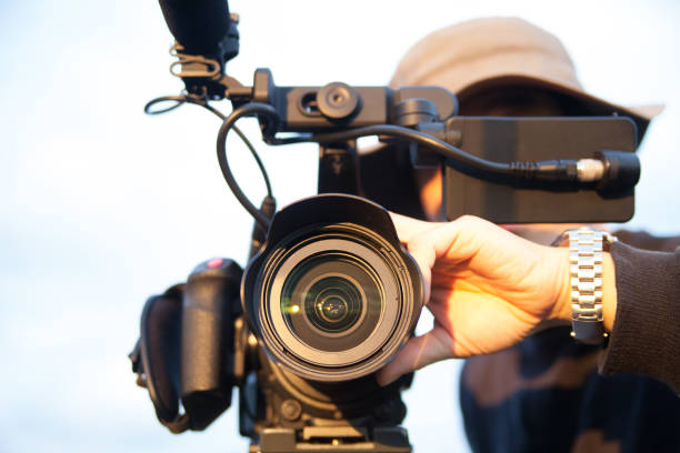 filmowanie mężczyzny kamerą 4k - hd camera zdjęcia i obrazy z banku zdjęć