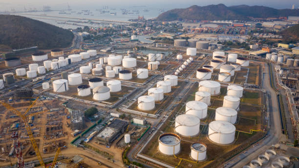 vista aérea de la refinería de petróleo industrial y petroquímica tanques de petróleo y gas con tuberías en la planta (fábrica). plantas de área industrial y edificios industriales - fuel storage tank storage tank oil storage compartment fotografías e imágenes de stock