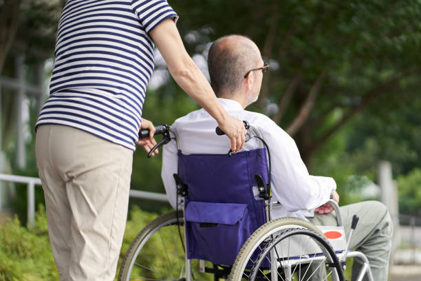 istock Family supporting the elderly in wheelchairs 1338593076