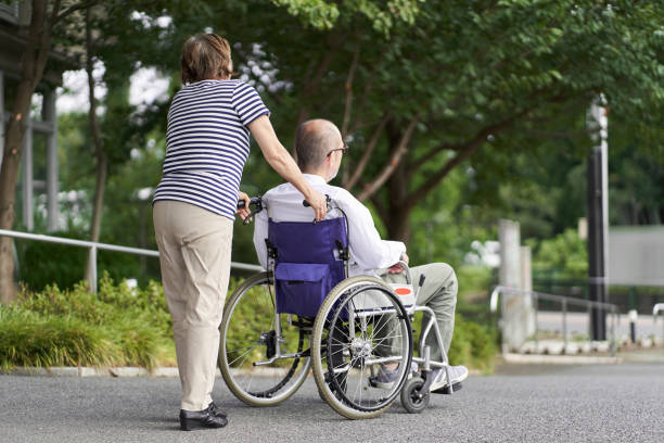 istock Family supporting the elderly in wheelchairs 1338593103