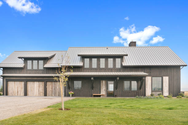 istock Barn style farmhouse in Montana 1338599133