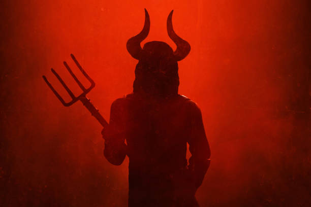 spaventosa silhouette del diavolo. tema halloween - devil foto e immagini stock