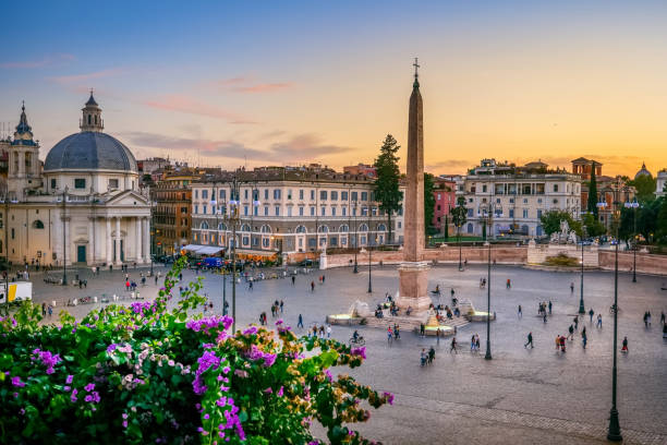 sugestywny widok zachodu słońca na piazza del popolo widziany z ogrodów pincio w samym sercu rzymu - cupola people rome lazio zdjęcia i obrazy z banku zdjęć