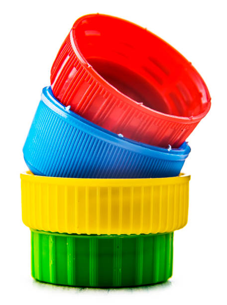tappi di bottiglia di plastica colorati isolati su bianco. riciclaggio - plastic lid foto e immagini stock