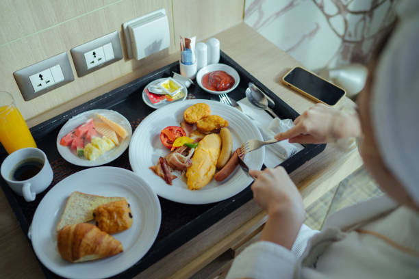 ragazza che si gode la sua colazione - buffet thai cuisine asian ethnicity food foto e immagini stock