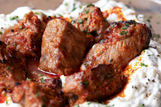 английское название этой еды: alinazik kebab. - red meat стоковые фото и изображения
