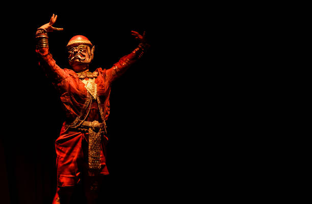 lakhon khol khmer artista de danza enmascarada disfrazado en el escenario del teatro phnom penh cambodia - khmer fotografías e imágenes de stock