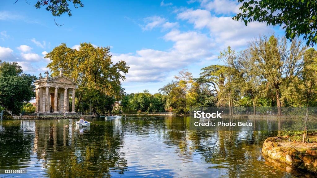 A delicate scene in pastel colors on the lake of Villa Borghese in the heart of the main park of Rome - 免版稅波格賽公園圖庫照片