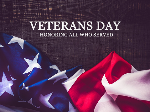 Día de los Veteranos. Bandera estadounidense sobre la mesa photo