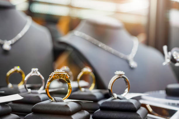 gold jewelry diamond rings show in luxury retail store window display showcase - gema preciosa imagens e fotografias de stock