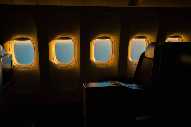 janela de avião - airplane window indoors looking through window - fotografias e filmes do acervo