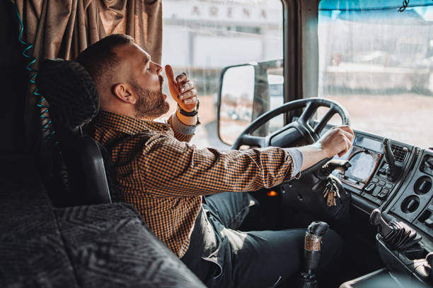 kierowca ciężarówki - truck driver truck driver driving zdjęcia i obrazy z banku zdjęć