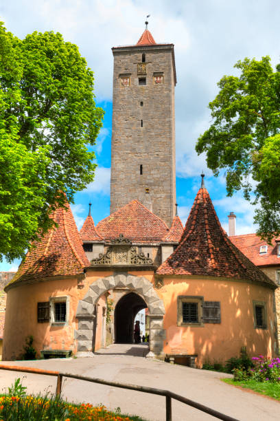 tower - fortified wall footpath tower rothenburg imagens e fotografias de stock