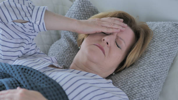 vecchia donna con mal di testa che dorme a letto - 16710 foto e immagini stock