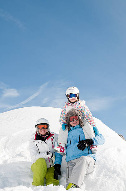 スキー、スノー、太陽の下で楽しい - apres ski copy space happiness smiling ストックフォトと画像