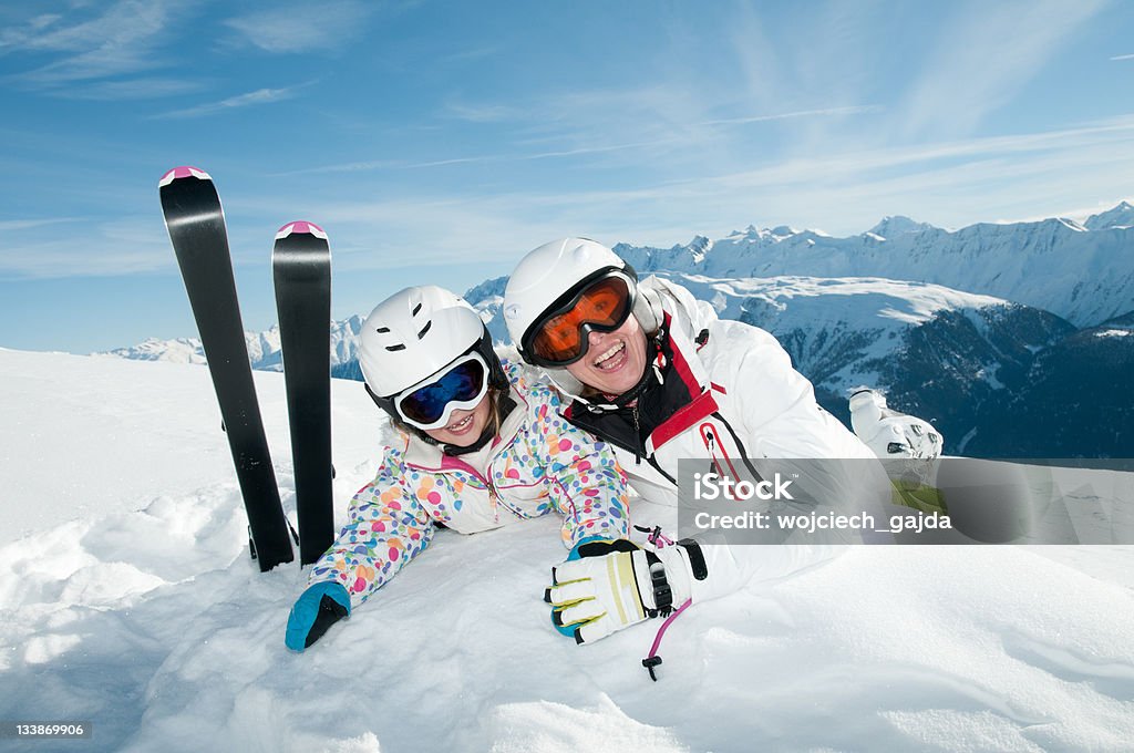 スキーヤーの雪の中で遊ぶ - アフタースキーのロイヤリティフリーストックフォト