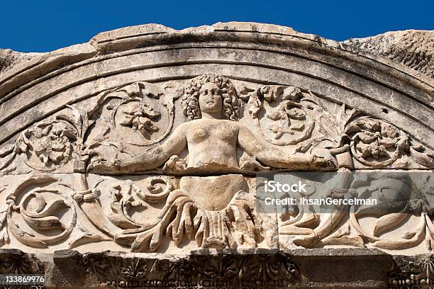 Detalhe Do Templo De Adriano Turquia De Éfeso - Fotografias de stock e mais imagens de Alívio - Alívio, Ao Ar Livre, Arcaico