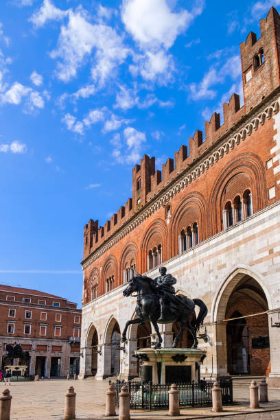 istock Piacenza, Palazzo Comunale in Piazza Cavalli (Emilia-Romagna, Italy) 1338700591