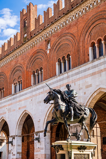 Piazza Cavalli, the central square of Piacenza, where overlooks the Palazzo Comunale (also called Palazzo Gotico), dating to the 13th century, and where stand out the Cavalli dei Mochi, two bronze horses created by the Tuscan sculptor Francesco Mochi da Montevarchi and dating back to the seventeenth century