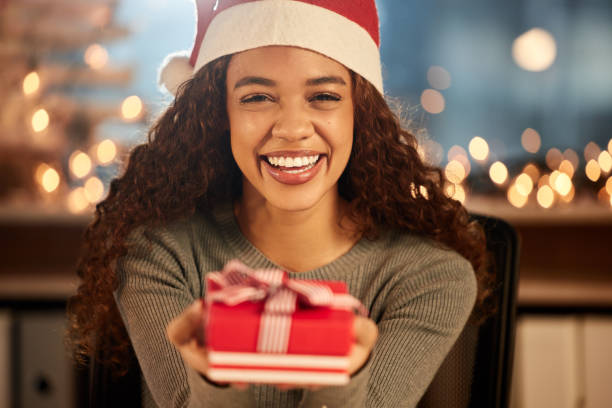 photo d’une jeune femme d’affaires célébrant noël au travail - christmas office gift people photos et images de collection