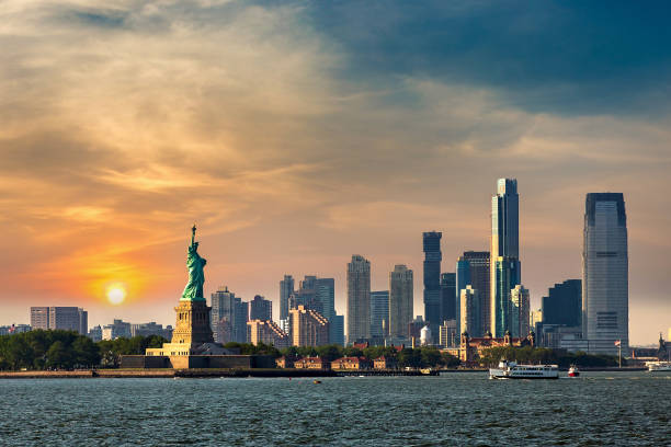 statua wolności i manhattan - statue of liberty usa new freedom zdjęcia i obrazy z banku zdjęć