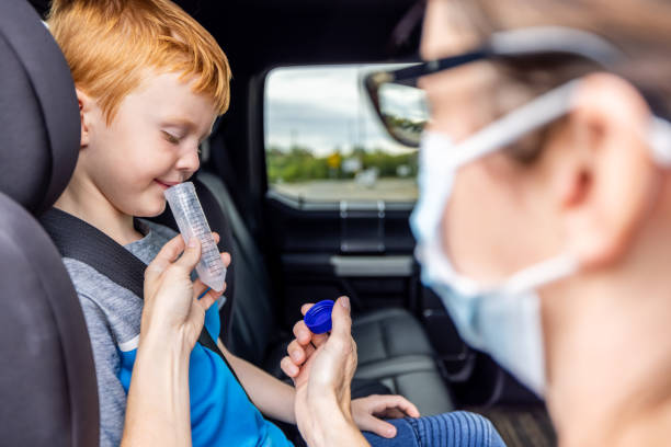 mère, infirmière ou médecin faisant un test de salive covid-19 en voiture - human saliva photos et images de collection