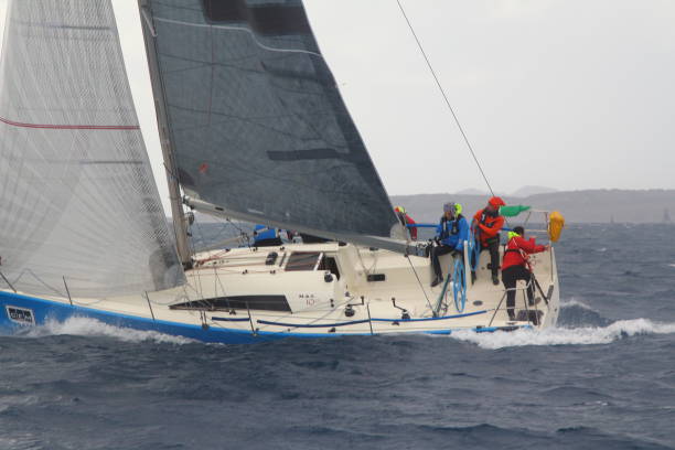 les voiliers naviguent par temps venteux dans les eaux bleues de la mer égée - sailboat storm teamwork competition photos et images de collection