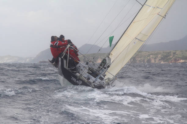 le barche a vela navigano in condizioni di vento nelle acque blu del mar egeo - sailing sailboat regatta teamwork foto e immagini stock
