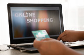 computer-auf-dem-tisch-online-shopping-auf-dem-computerbildschirm-einkaufen-mit-kreditkarte.jpg?b=1&s=170x170&k=20&c=0eIf3Aispqx4FWFDtCpqVF4IPo9y4q09mBfEbzb13uM=