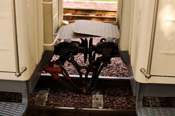 두 개의 기차 마차의 철 연결에 대한 세부 사항을 닫습니다. 철도 자동차 커플러 및 기차 버퍼. 버퍼 및 체인 커플러. 시레츠키 공원의 키예프 어린이 철도 - coupling hook 뉴스 사진 이미지