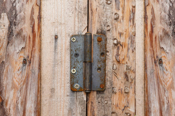 cerniera della porta in metallo arrugginito. - wood rustic close up nail foto e immagini stock