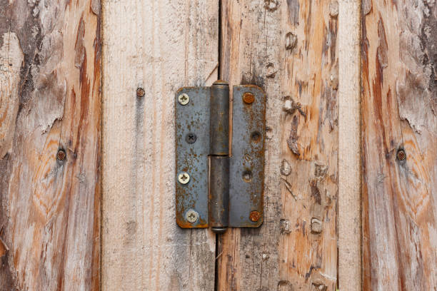 ржавая металлическая дверная петля. - wood rustic close up nail стоковые фото и изображения