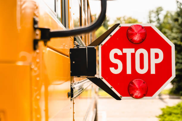 zamknij żółty autobus szkolny. znak stopu. uważaj, uczniowie przechodzący przez ulicę. nowy semestr roku akademickiego. witamy z powrotem w szkole. lockdown, kształcenie zdalne na odległość - school bus education transportation school zdjęcia i obrazy z banku zdjęć