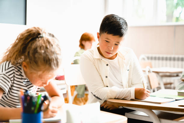 oszukiwanie na teście lekcji egzaminacyjnej. lazybones biednych uczniów uczniów w wieku szkolnym. frekwencja, koncepcja wyników w nauce - child writing education nerd zdjęcia i obrazy z banku zdjęć