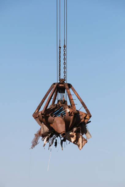 hydraulic gripper of a port crane - old crane blue sky imagens e fotografias de stock