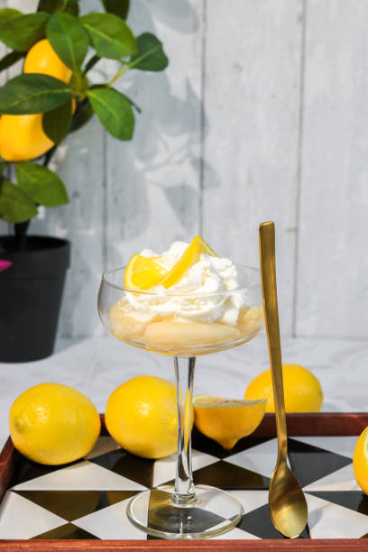 dessert al limone italiano con panna montata e savoiardi con limoncello - biscotti italian cuisine italian culture breakfast foto e immagini stock